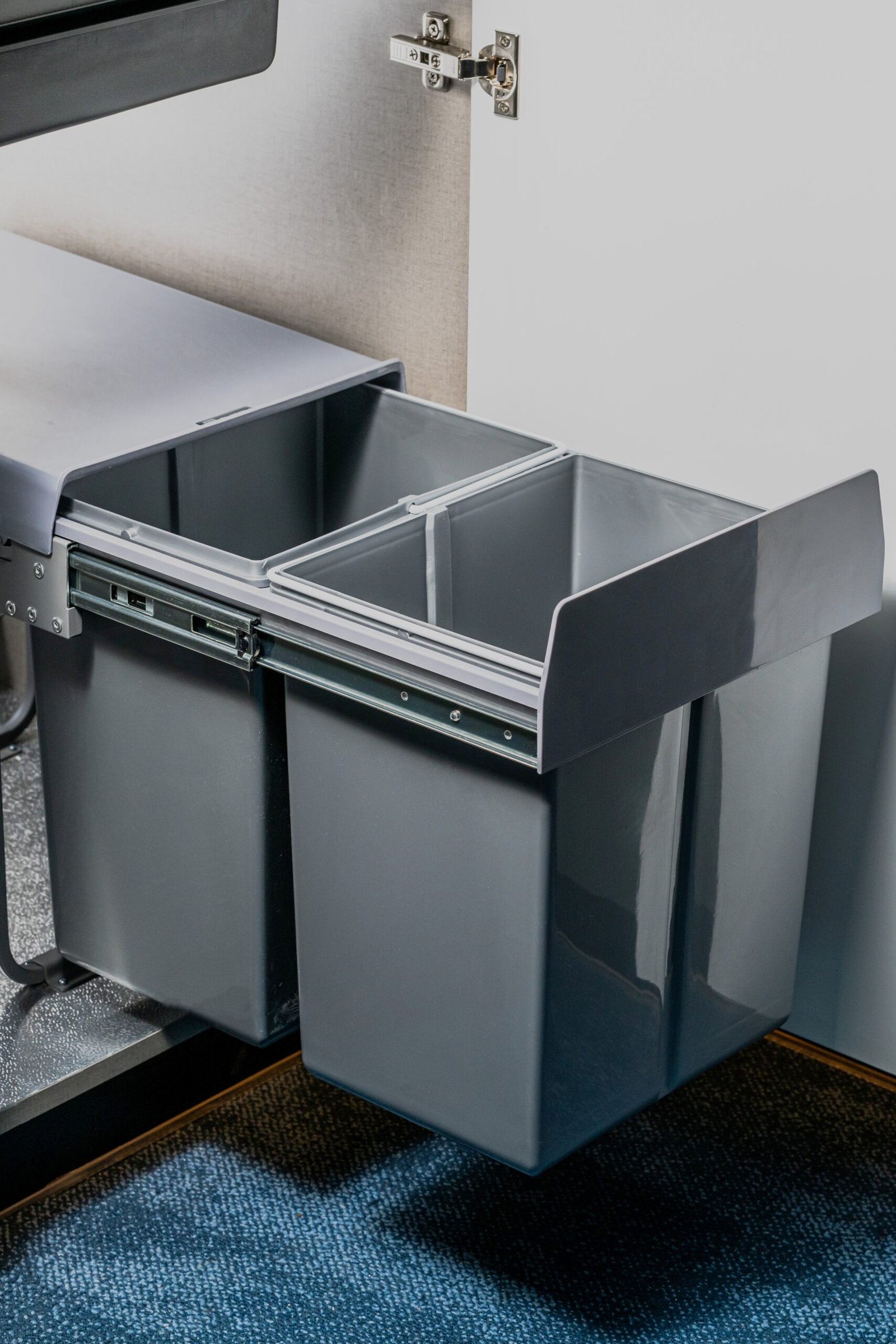 Undermount Pullout Waste Bin (GUZZINI) 1.2 (1)